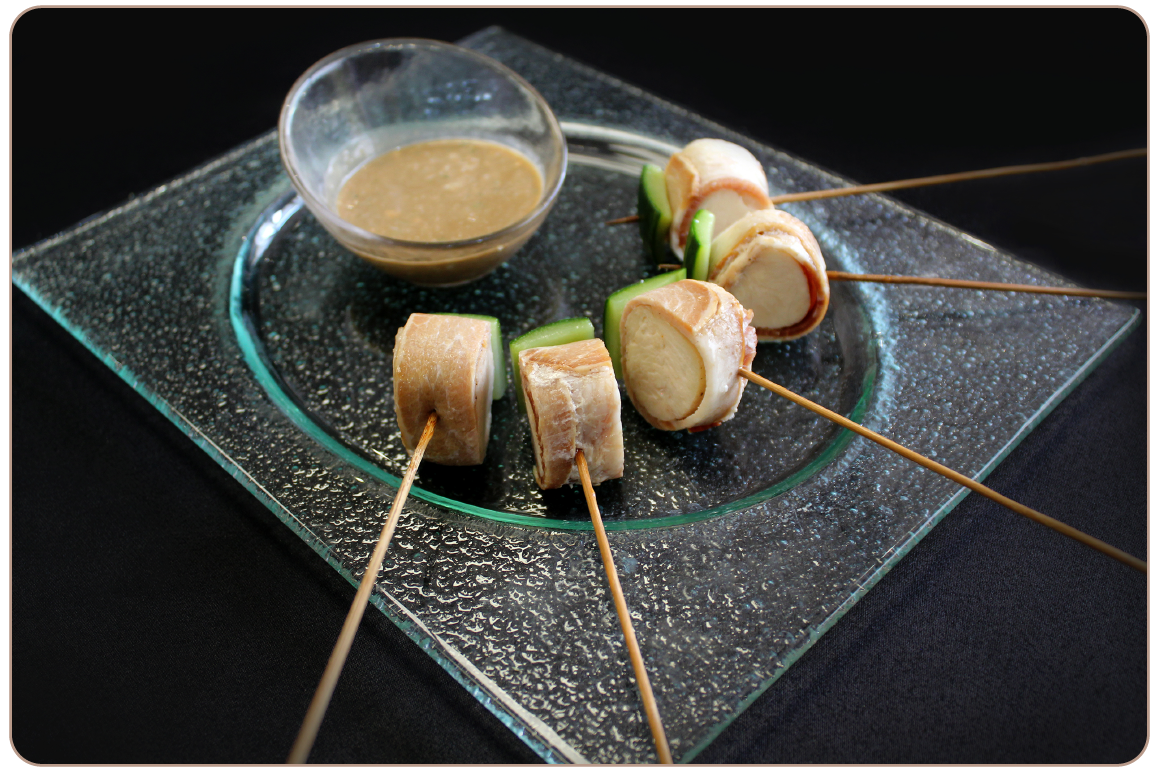 Brochetas de ave al bacon y salsa de vino tinto (25 unidades)