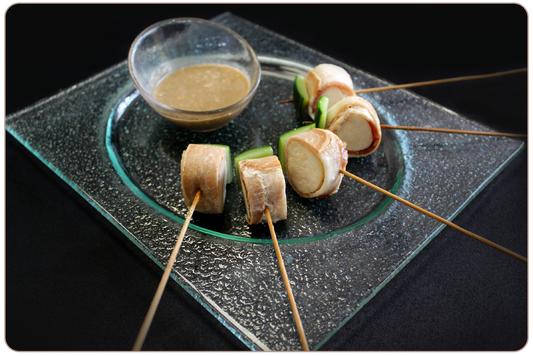 Brochetas de ave al bacon y salsa de vino tinto (25 unidades)