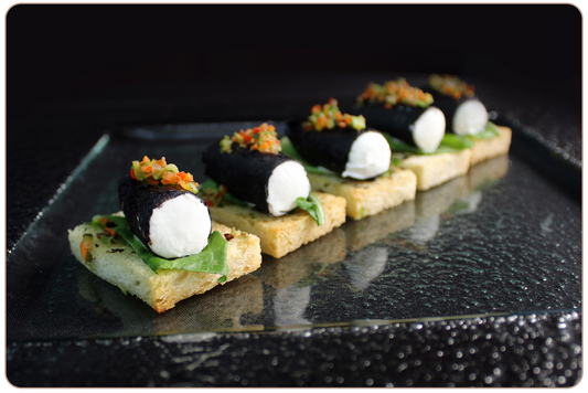 Roll de queso de cabra y aceitunas de Azapa (18 unidades)