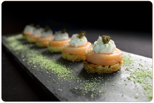 Tostada de salmón ahumado y queso crema (18 unidades)